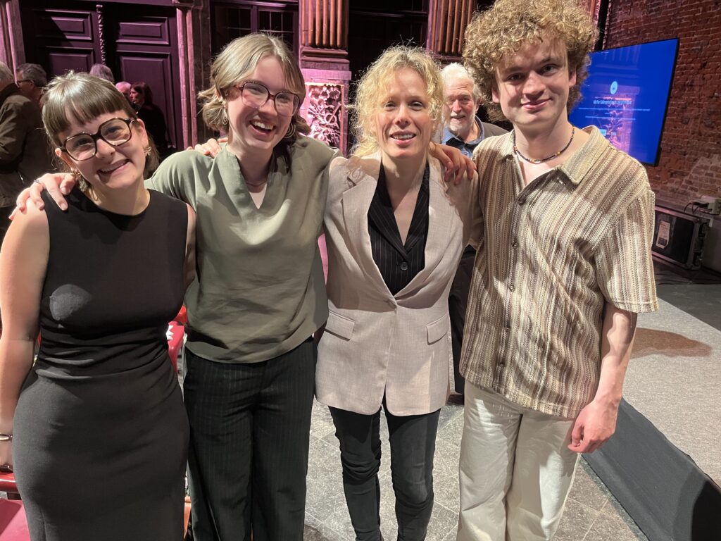 Ruth Lasters samen met Kato Seghers, Marieke Van Waes en Timo Felix Hertoghs, de leerlingen die kwamen zingen op de inhuldigingsavond in La Bellone.